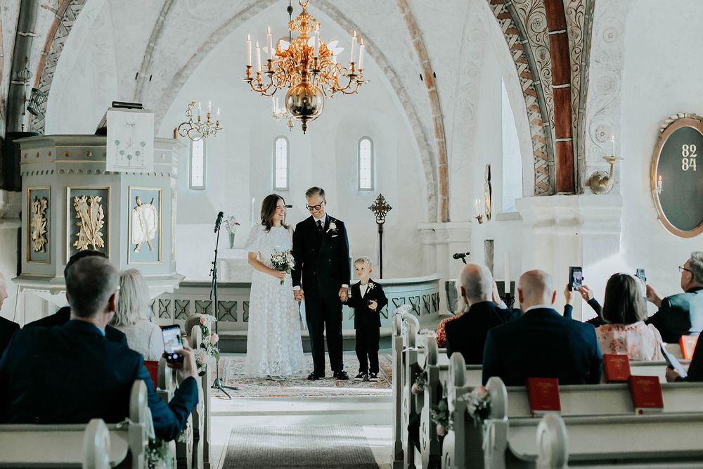 Bröllop Vadstena. Alvastra kloster och Örberga kyrka. Bröllopsfotograf Rebecca Nordin.
