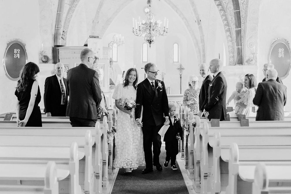 Bröllop Vadstena. Alvastra kloster och Örberga kyrka. Bröllopsfotograf Rebecca Nordin. utgång kyrka.