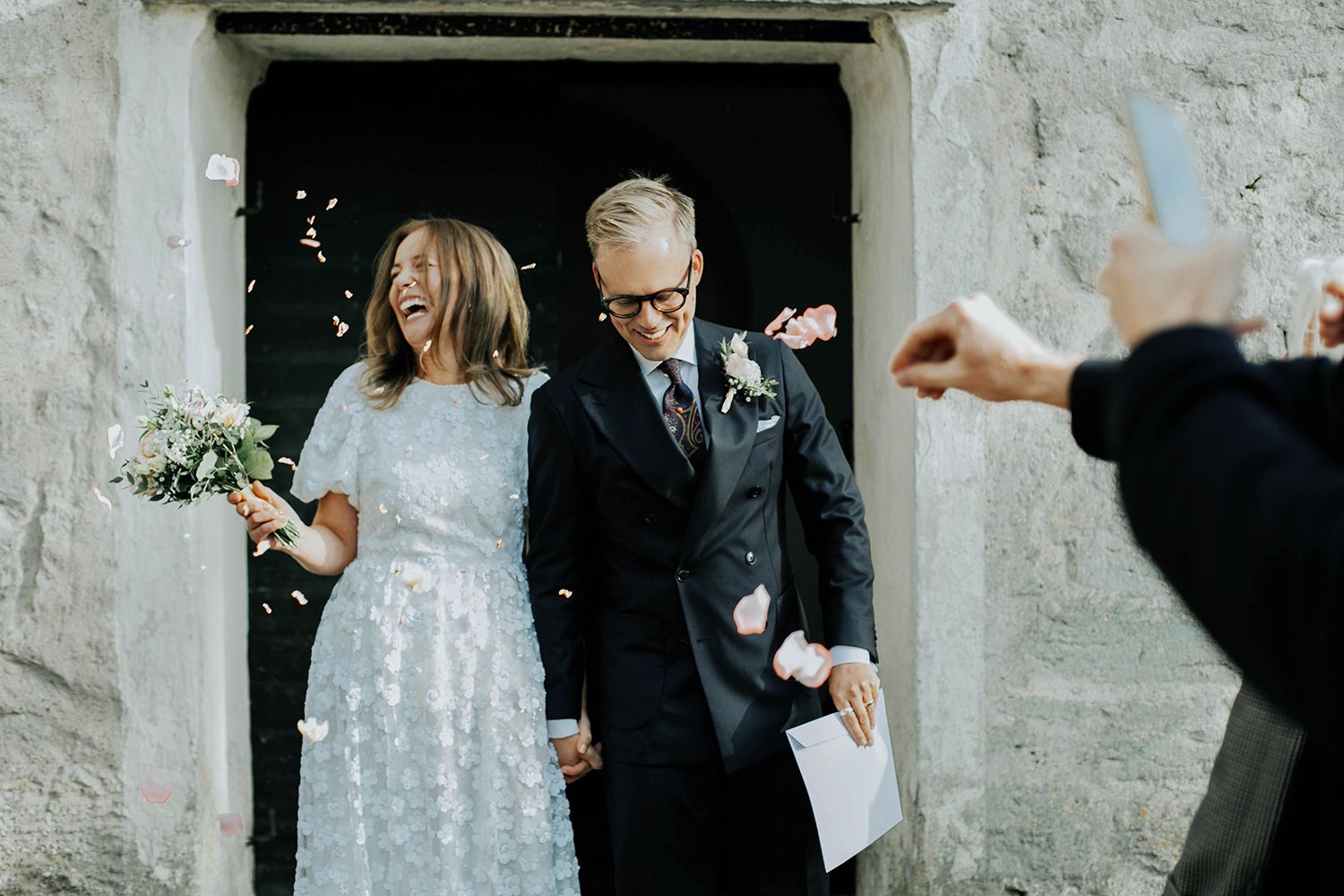 Bröllop Vadstena. Alvastra kloster och Örberga kyrka. Bröllopsfotograf Rebecca Nordin. gratulationer.