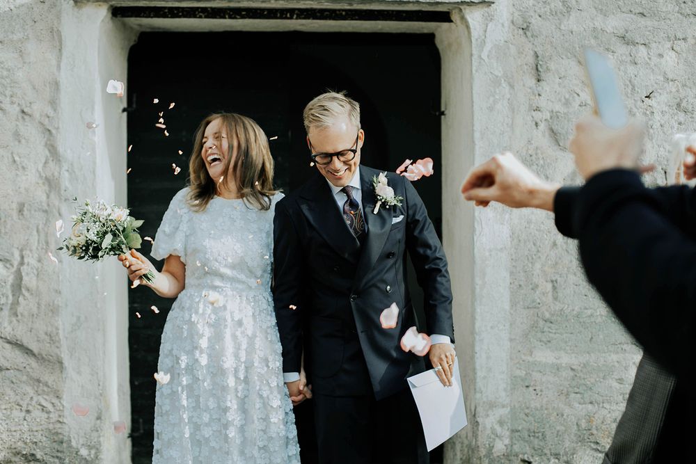 Bröllop Vadstena. Alvastra kloster och Örberga kyrka. Bröllopsfotograf Rebecca Nordin. gratulationer.
