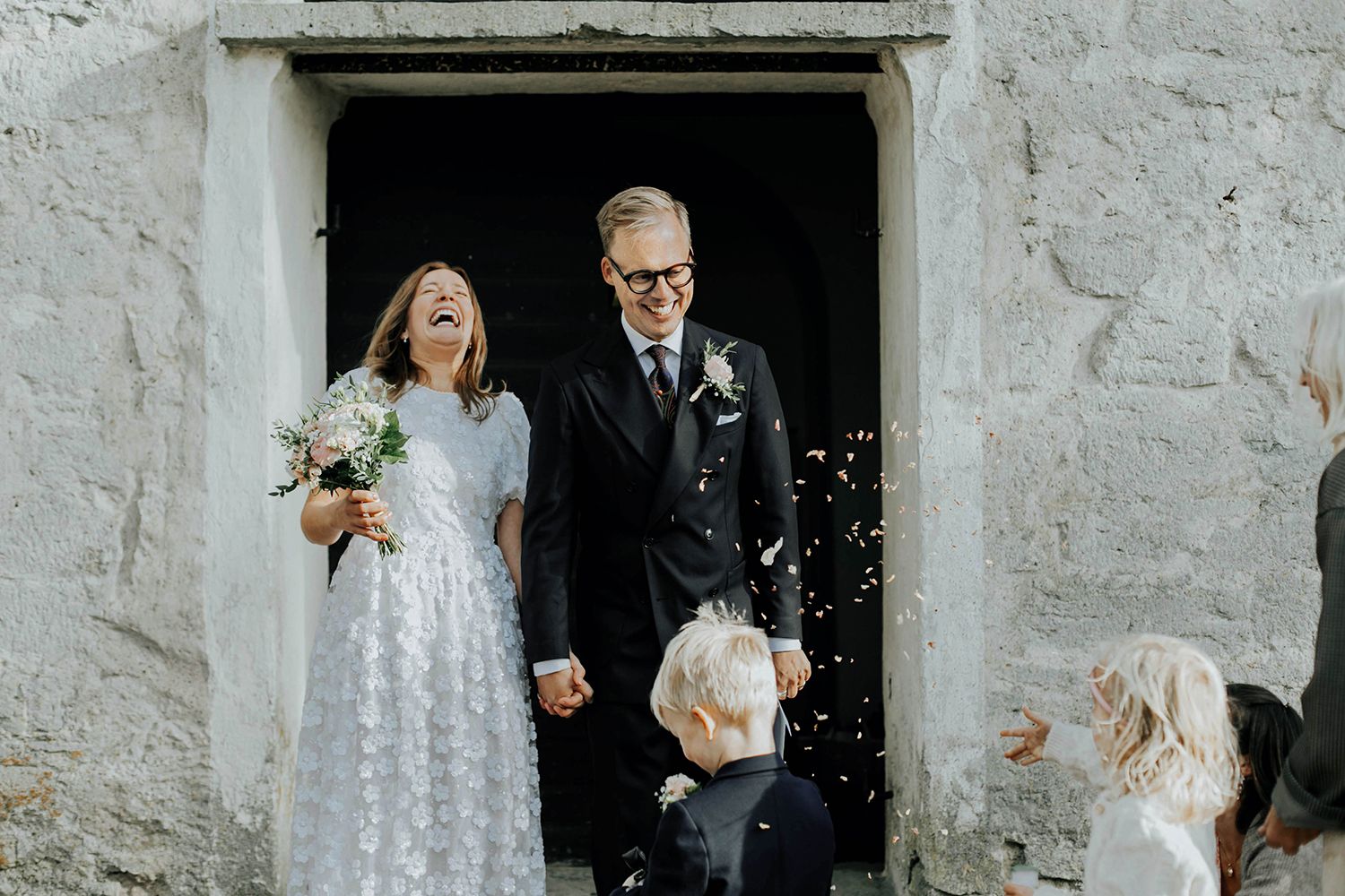 Bröllop Vadstena. Alvastra kloster och Örberga kyrka. Bröllopsfotograf Rebecca Nordin.
