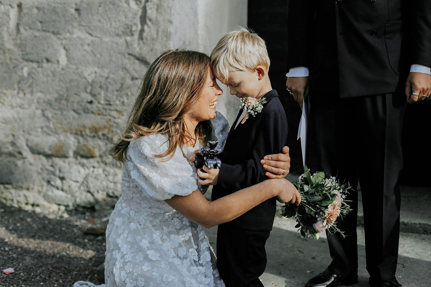 Bröllop Vadstena. Alvastra kloster och Örberga kyrka. Bröllopsfotograf Rebecca Nordin.