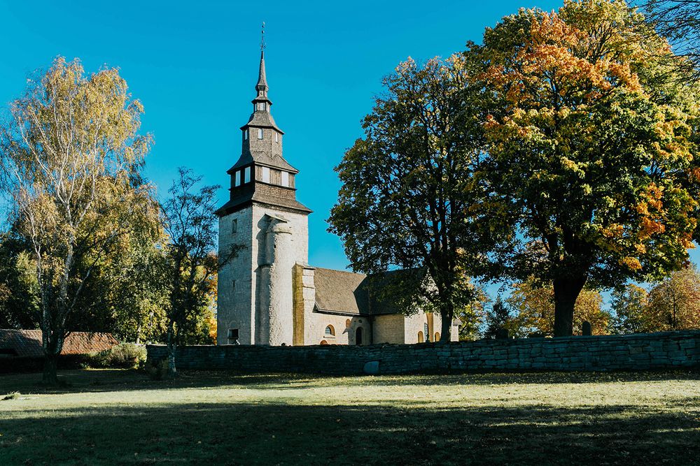 Bröllop Vadstena. Alvastra kloster och Örberga kyrka. Bröllopsfotograf Rebecca Nordin.
