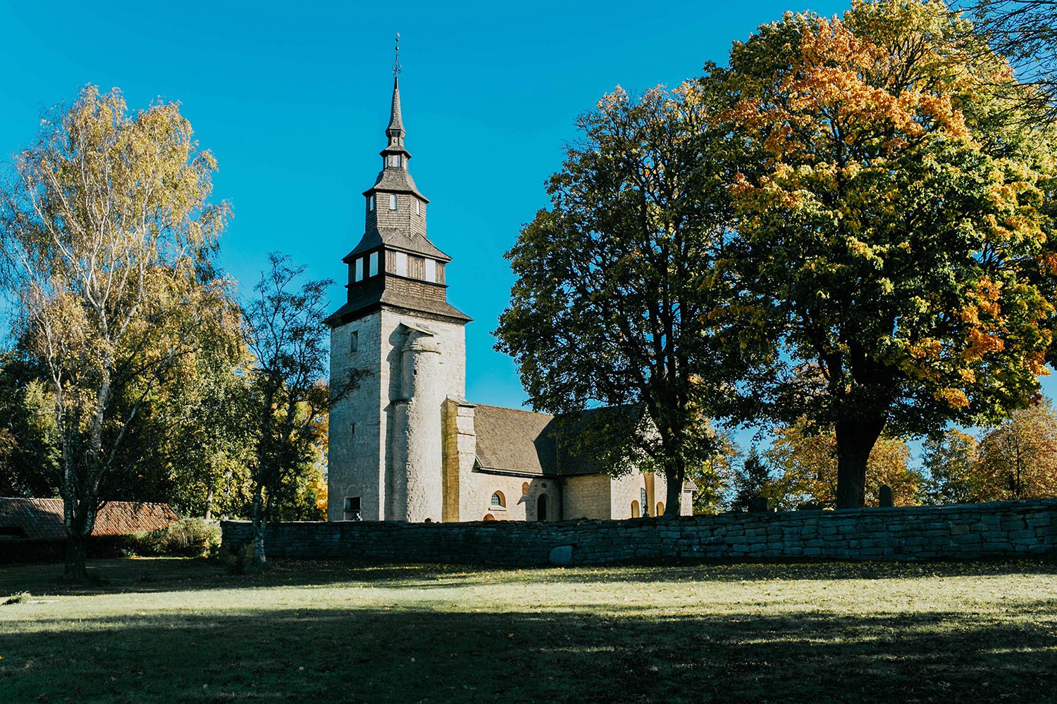 Bröllop Vadstena. Alvastra kloster och Örberga kyrka. Bröllopsfotograf Rebecca Nordin.