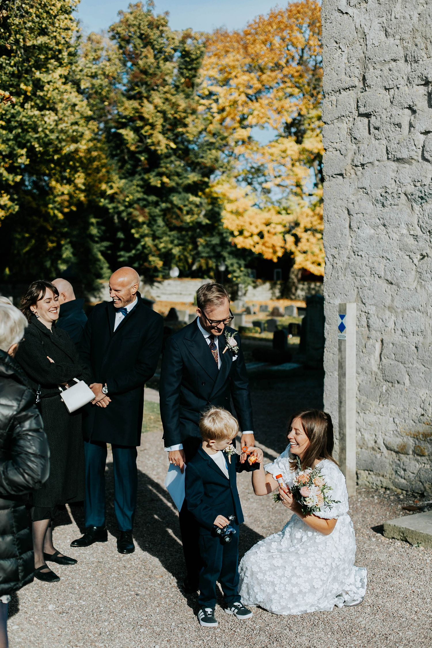 Bröllop Vadstena. Alvastra kloster och Örberga kyrka. Bröllopsfotograf Rebecca Nordin.
