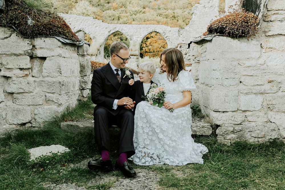 Bröllop Vadstena. Alvastra kloster och Örberga kyrka. Bröllopsfotograf Rebecca Nordin. familjebild.