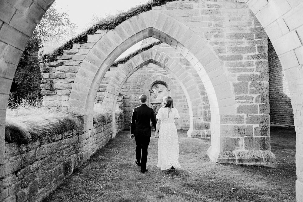 Bröllop Vadstena. Alvastra kloster och Örberga kyrka. Bröllopsfotograf Rebecca Nordin.