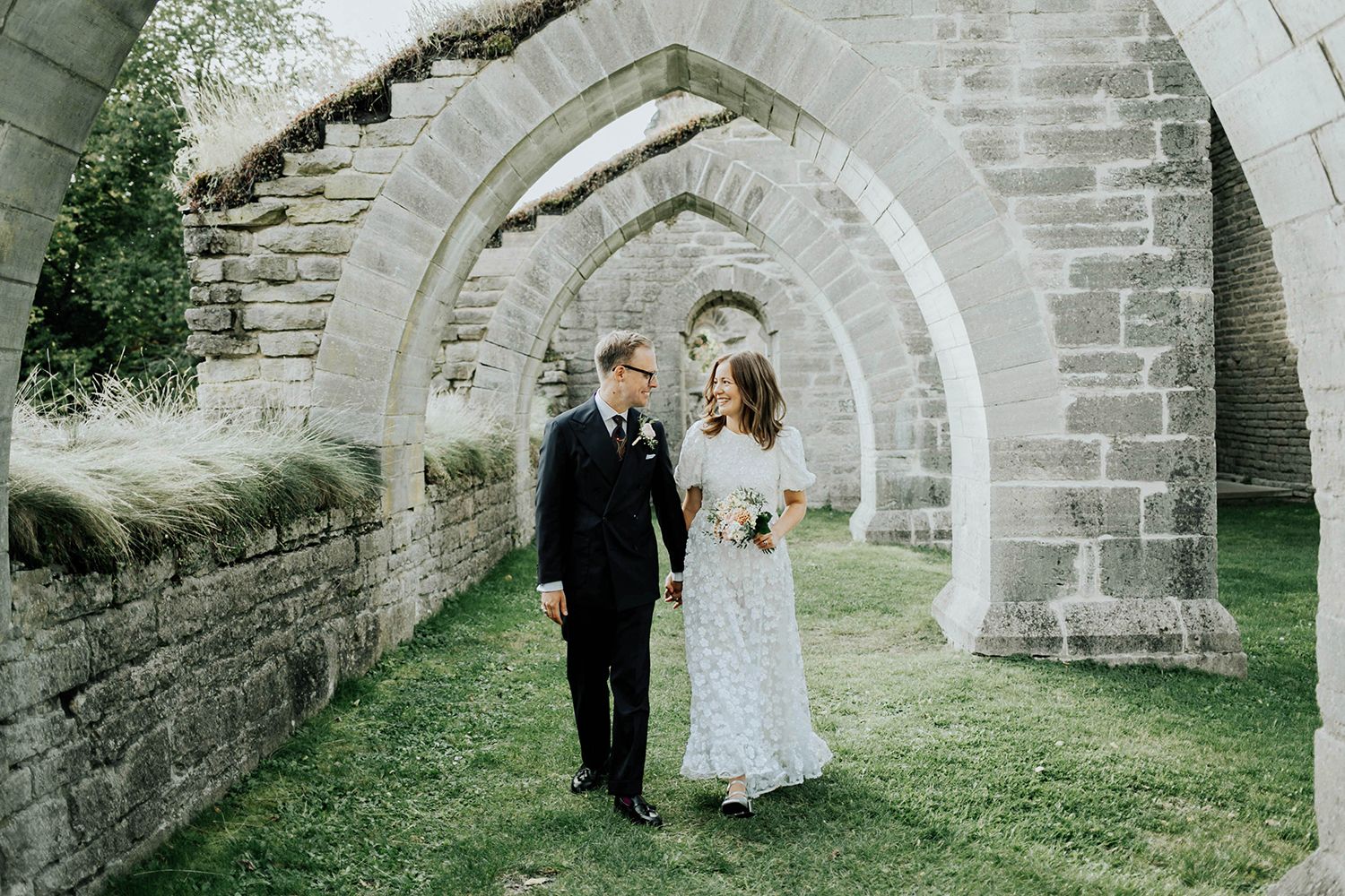Bröllop Vadstena. Alvastra kloster och Örberga kyrka. Bröllopsfotograf Rebecca Nordin.