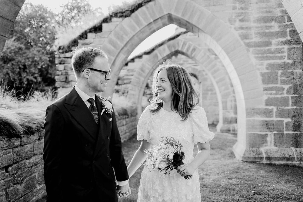 Bröllop Vadstena. Alvastra kloster och Örberga kyrka. Bröllopsfotograf Rebecca Nordin.