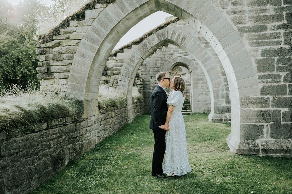 Bröllop Vadstena. Alvastra kloster och Örberga kyrka. Bröllopsfotograf Rebecca Nordin.