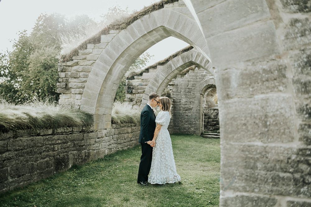 Bröllop Vadstena. Alvastra kloster och Örberga kyrka. Bröllopsfotograf Rebecca Nordin.