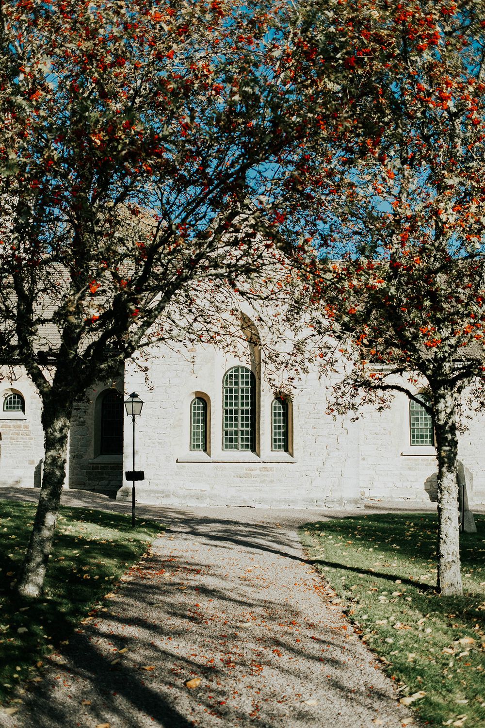 Bröllop Vadstena. Alvastra kloster och Örberga kyrka. Bröllopsfotograf Rebecca Nordin.