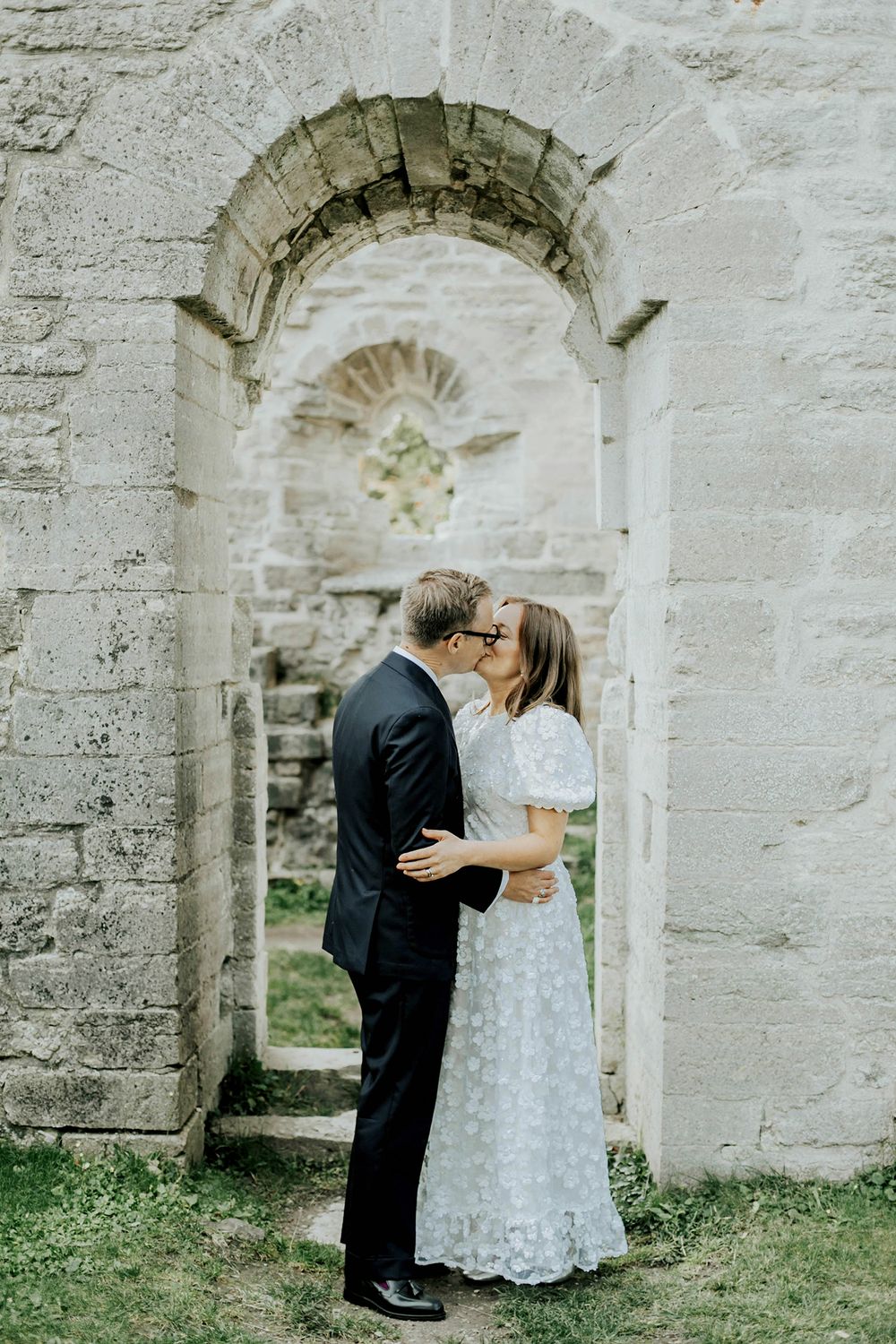Bröllop Vadstena. Alvastra kloster och Örberga kyrka. Bröllopsfotograf Rebecca Nordin.