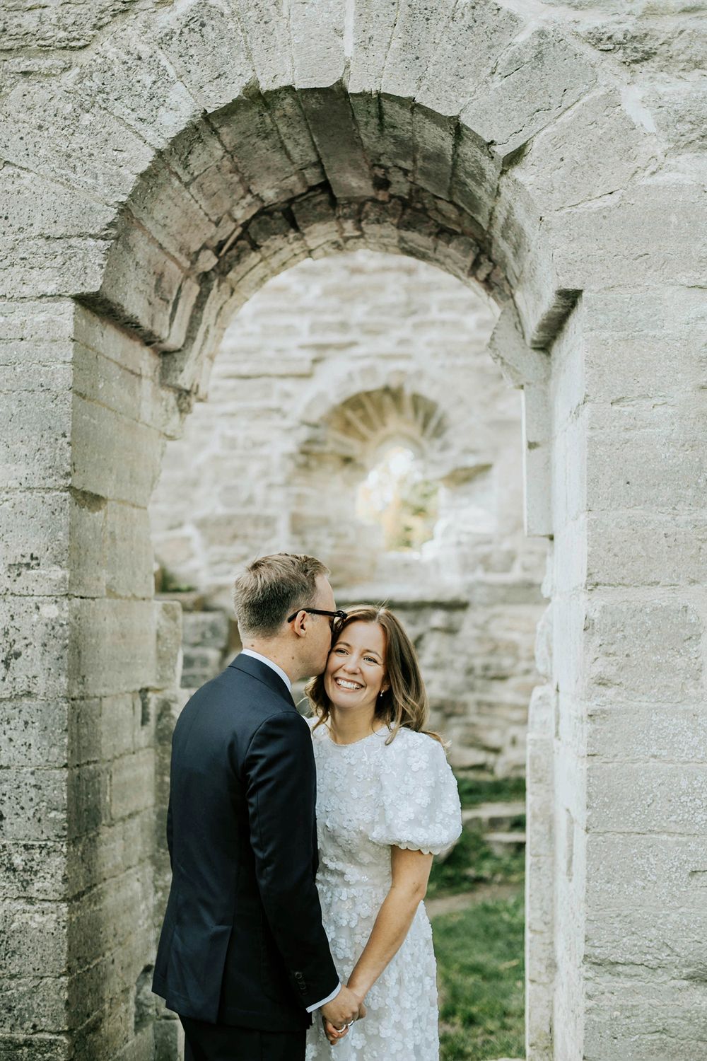 Bröllop Vadstena. Alvastra kloster och Örberga kyrka. Bröllopsfotograf Rebecca Nordin.