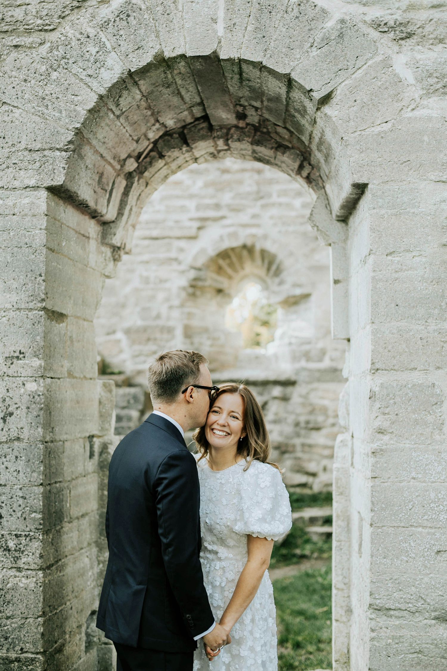 Bröllop Vadstena. Alvastra kloster och Örberga kyrka. Bröllopsfotograf Rebecca Nordin.