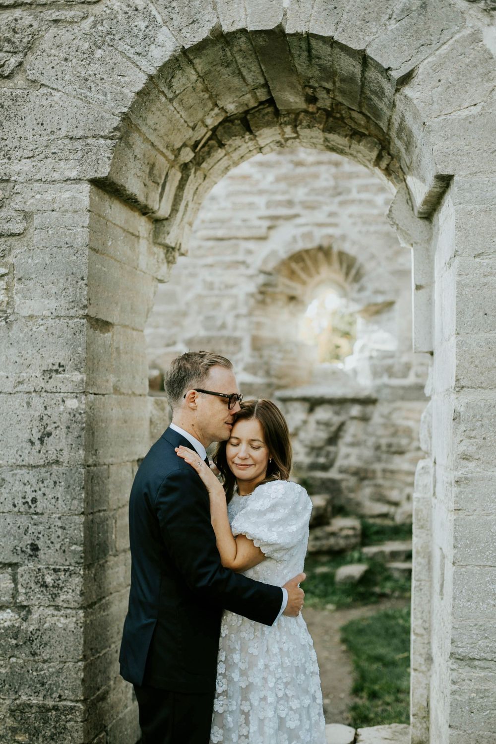 Bröllop Vadstena. Alvastra kloster och Örberga kyrka. Bröllopsfotograf Rebecca Nordin.