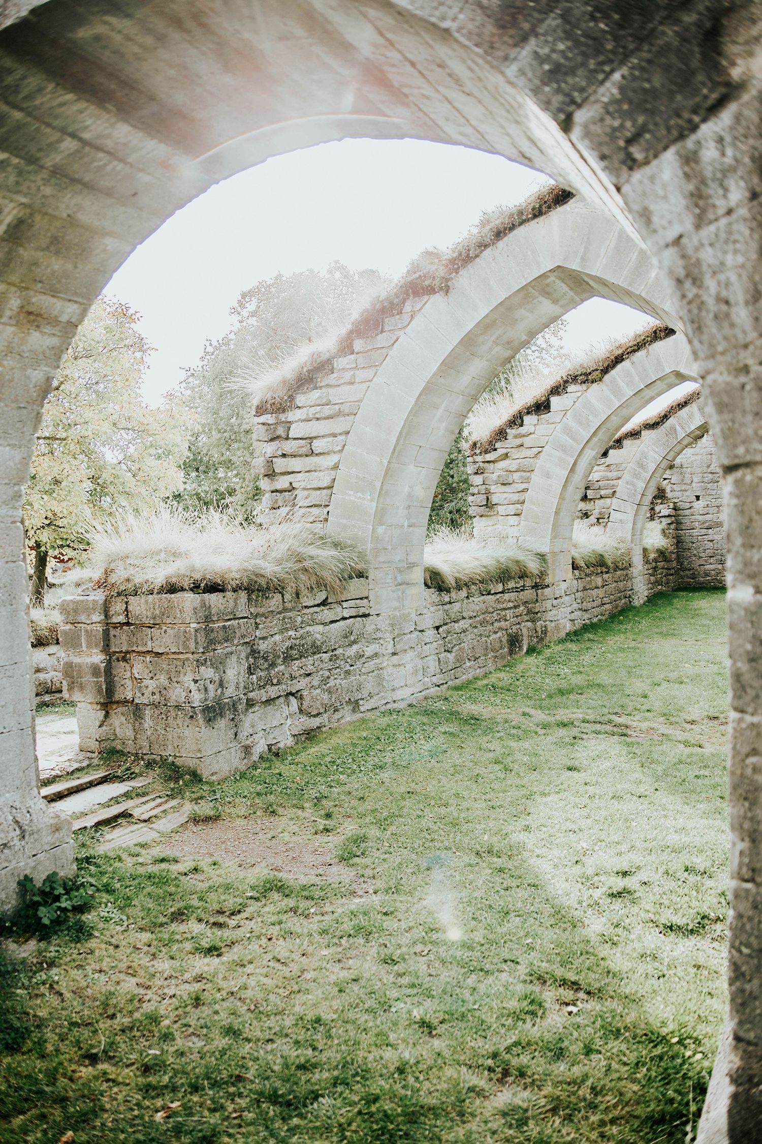 Bröllop Vadstena. Alvastra kloster och Örberga kyrka. Bröllopsfotograf Rebecca Nordin.