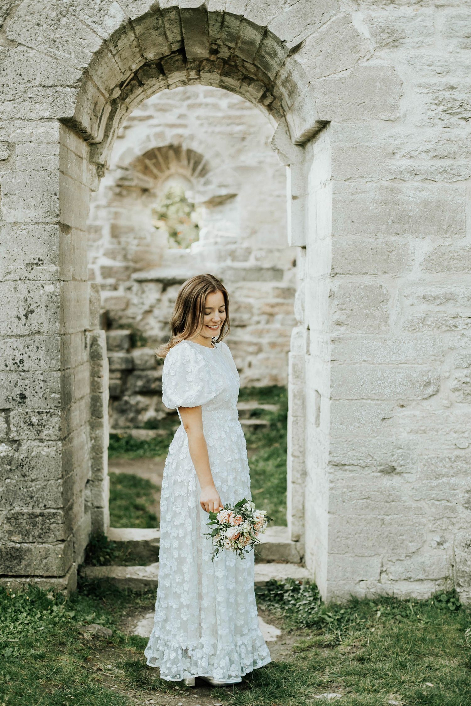 Bröllop Vadstena. Alvastra kloster och Örberga kyrka. Bröllopsfotograf Rebecca Nordin. bruden.