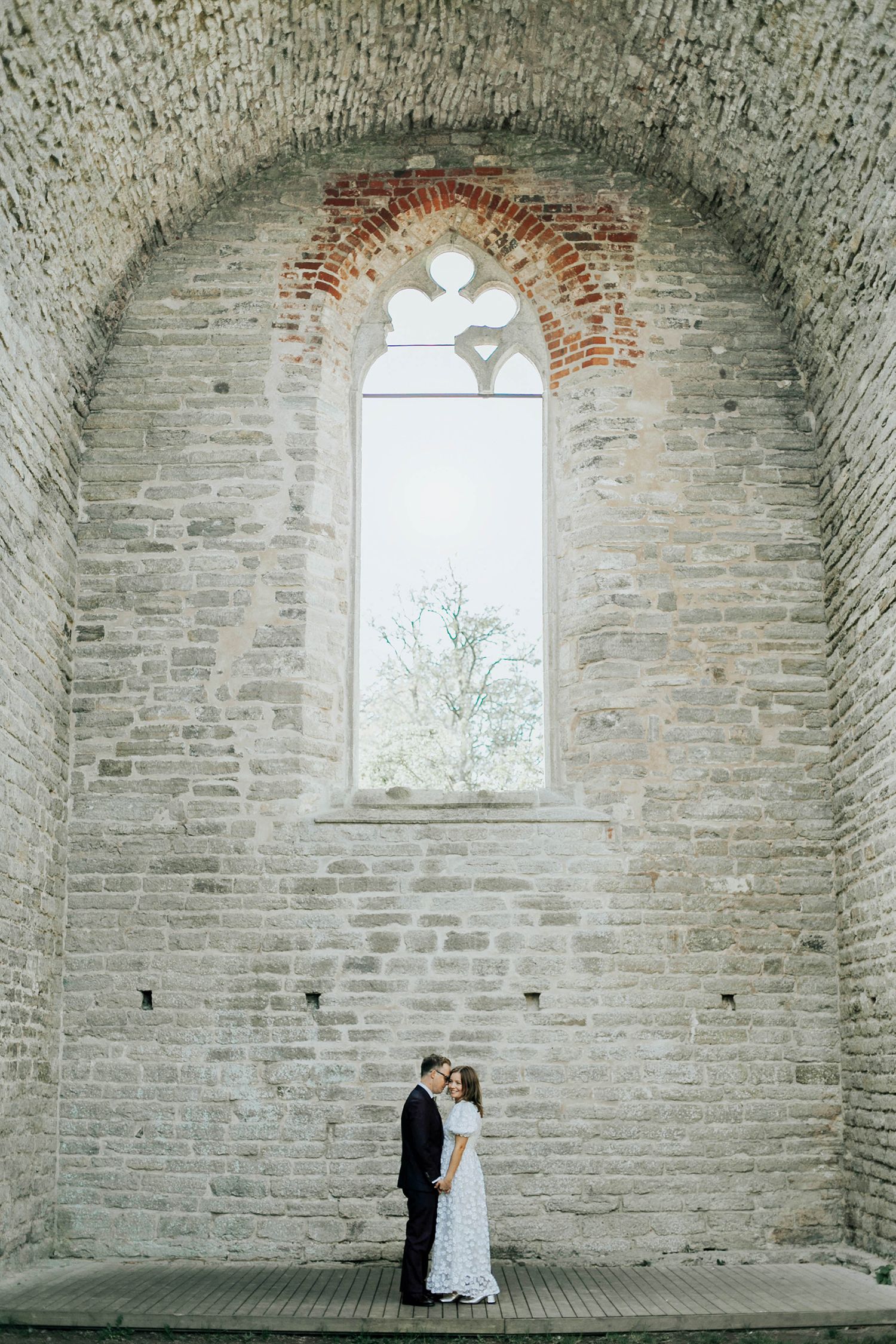 Bröllop Vadstena. Alvastra kloster och Örberga kyrka. Bröllopsfotograf Rebecca Nordin. Bröllopsporträtt.
