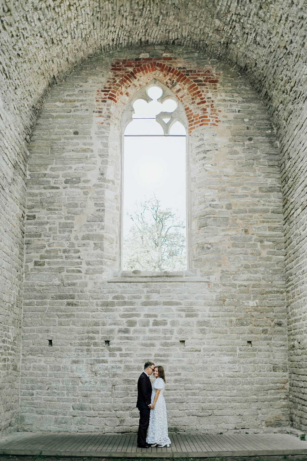 Bröllop Vadstena. Alvastra kloster och Örberga kyrka. Bröllopsfotograf Rebecca Nordin. Bröllopsporträtt.