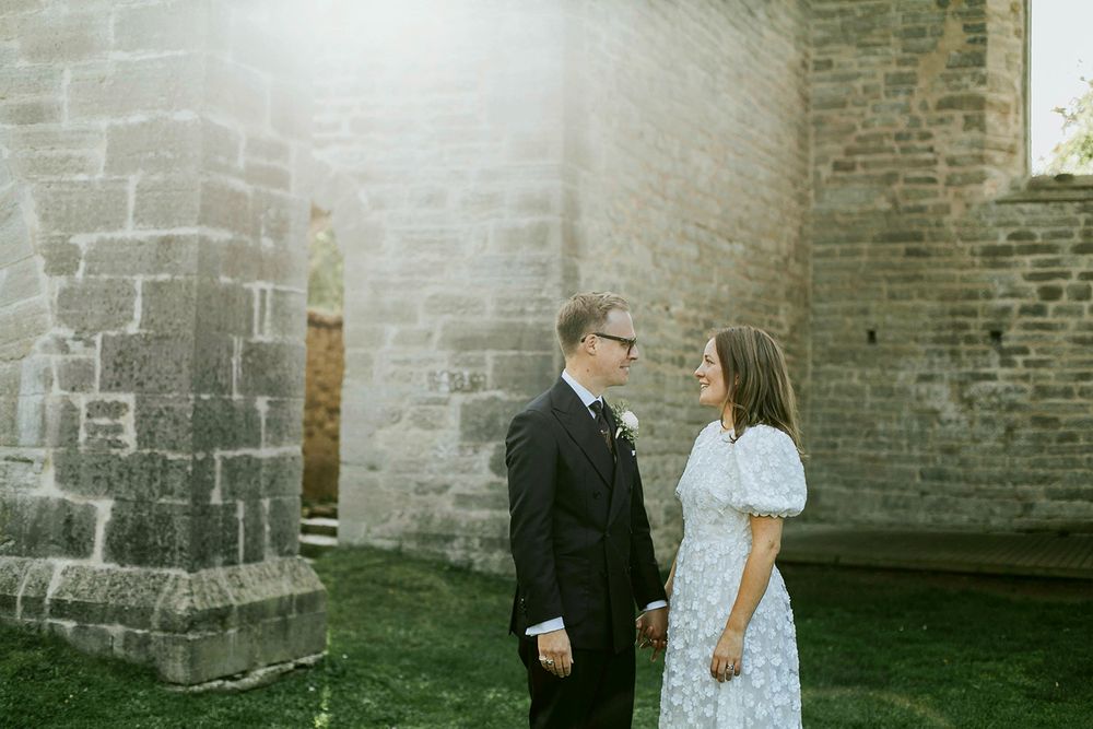 Bröllop Vadstena. Alvastra kloster och Örberga kyrka. Bröllopsfotograf Rebecca Nordin.