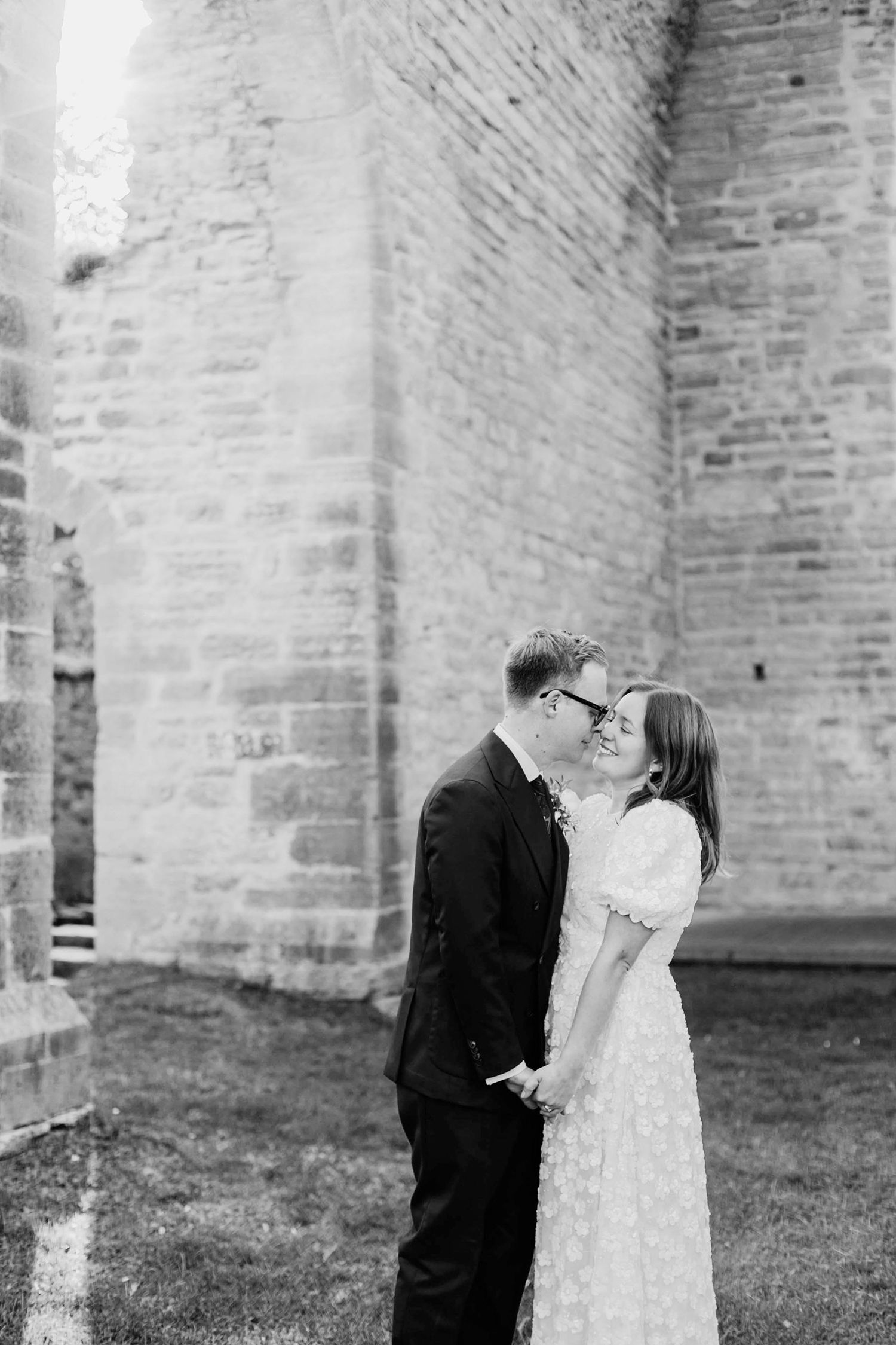 Bröllop Vadstena. Alvastra kloster och Örberga kyrka. Bröllopsfotograf Rebecca Nordin.