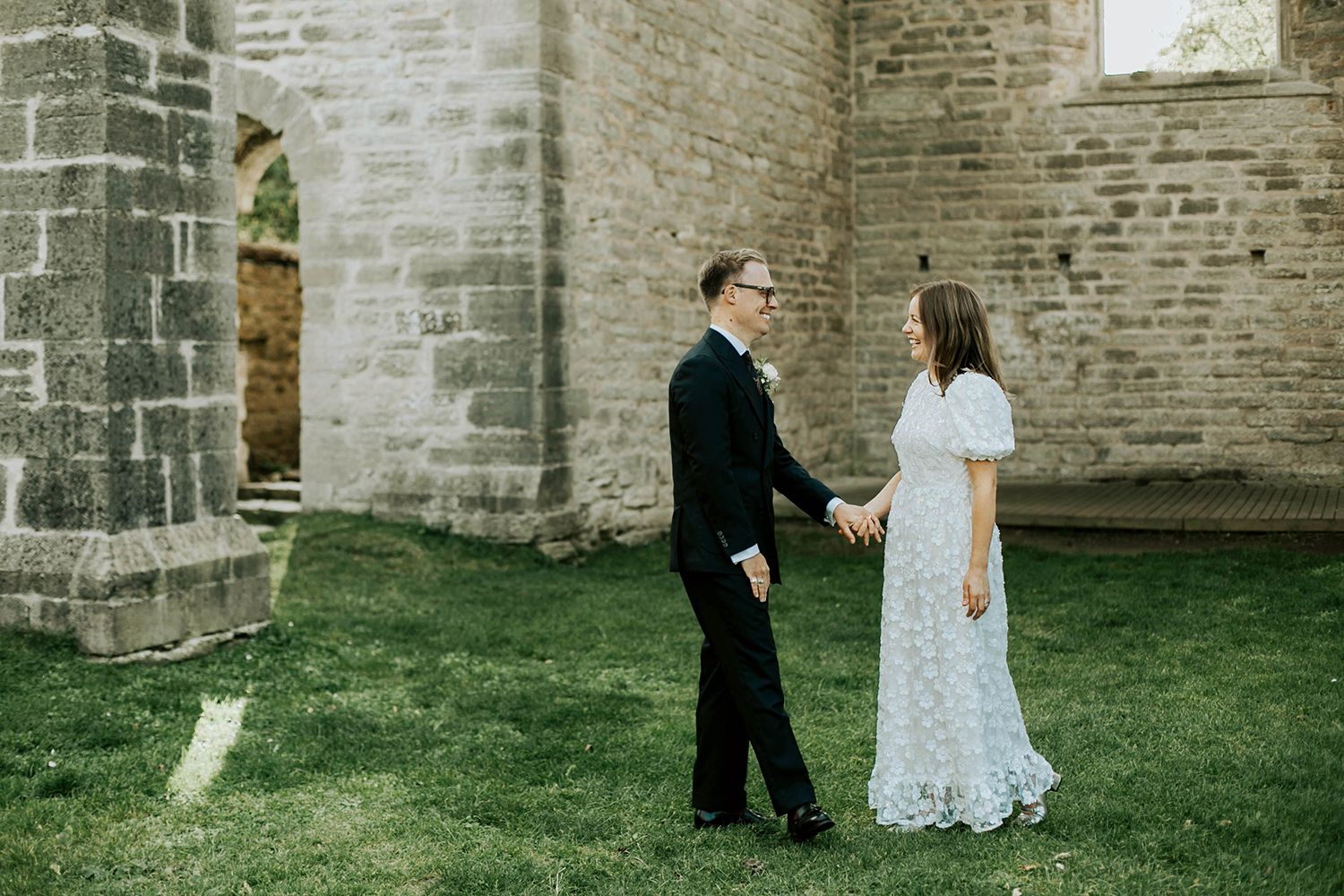 Bröllop Vadstena. Alvastra kloster och Örberga kyrka. Bröllopsfotograf Rebecca Nordin.
