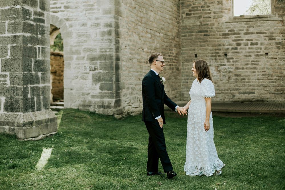 Bröllop Vadstena. Alvastra kloster och Örberga kyrka. Bröllopsfotograf Rebecca Nordin.