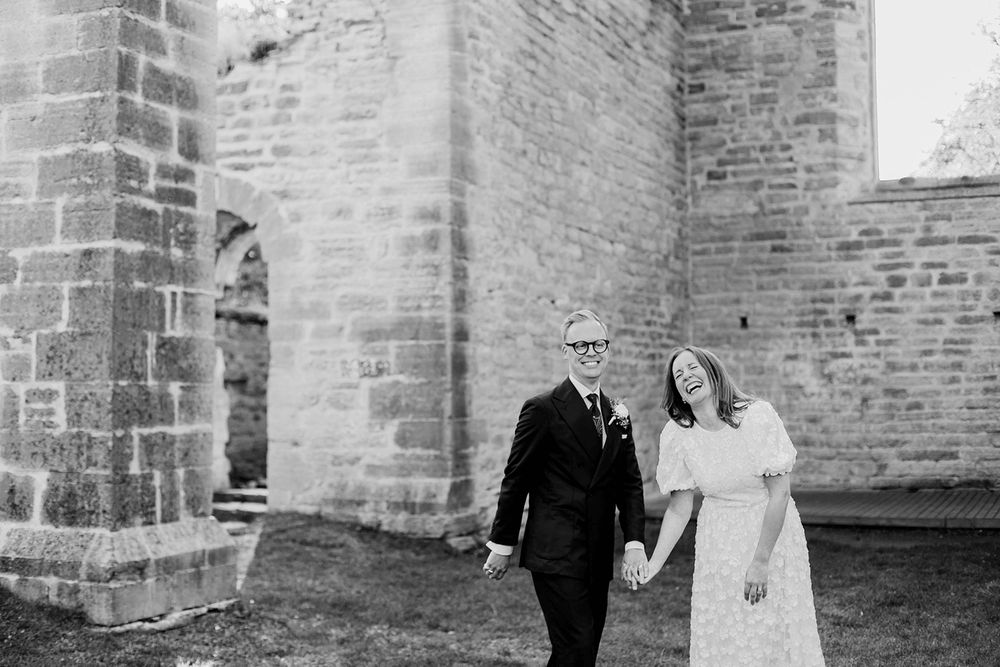 Bröllop Vadstena. Alvastra kloster och Örberga kyrka. Bröllopsfotograf Rebecca Nordin.