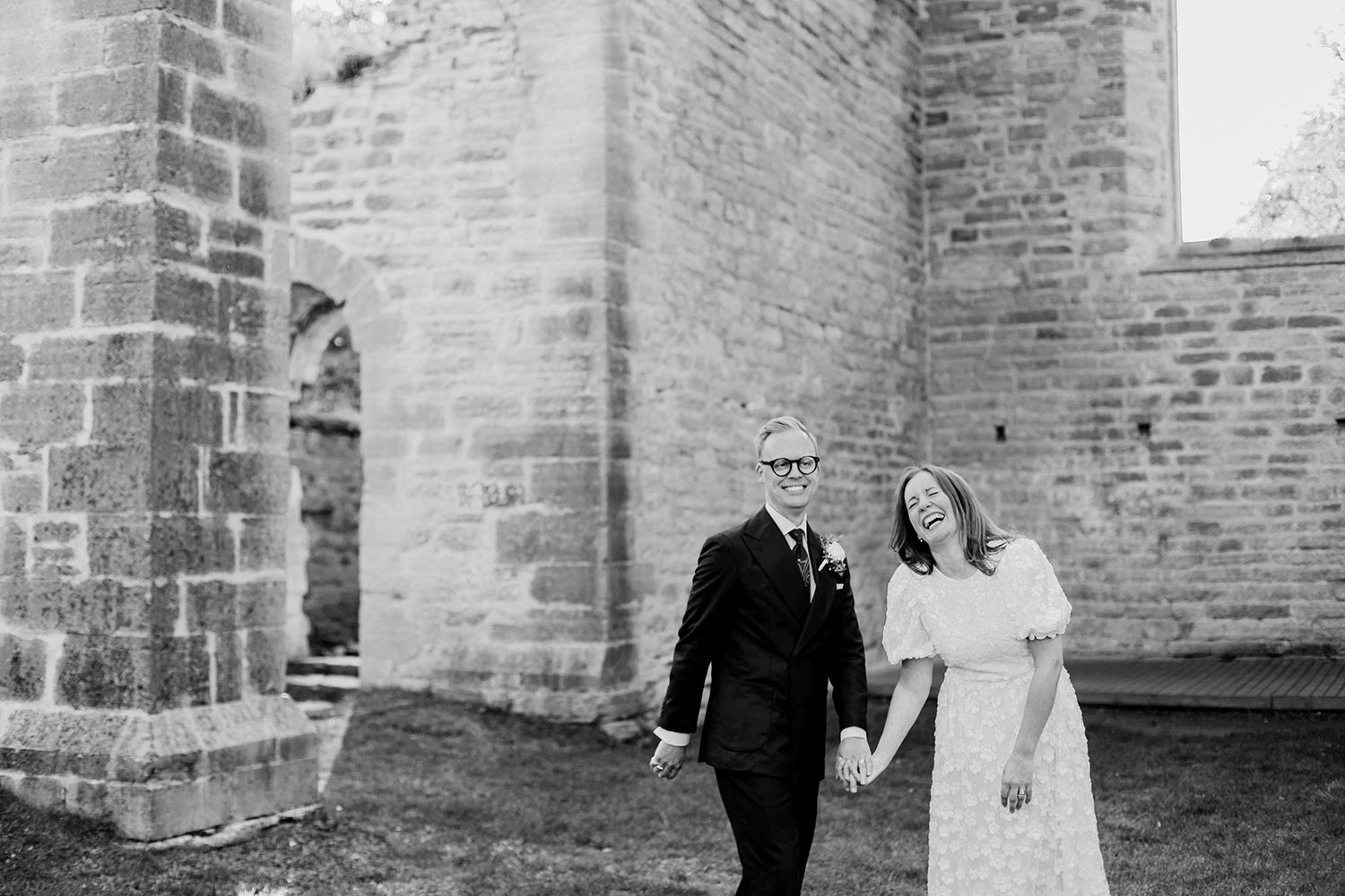 Bröllop Vadstena. Alvastra kloster och Örberga kyrka. Bröllopsfotograf Rebecca Nordin.