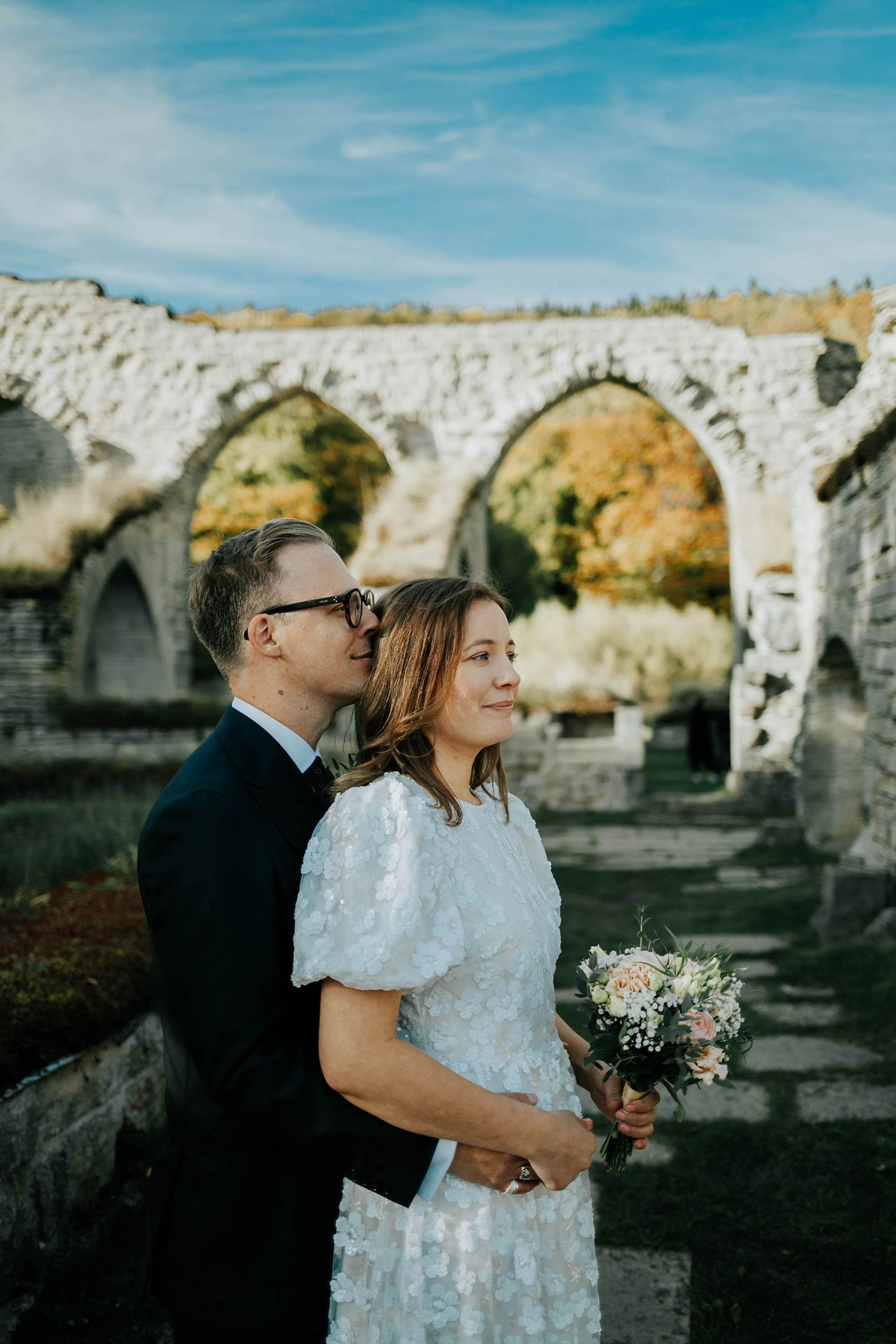 Bröllop Vadstena. Alvastra kloster och Örberga kyrka. Bröllopsfotograf Rebecca Nordin.
