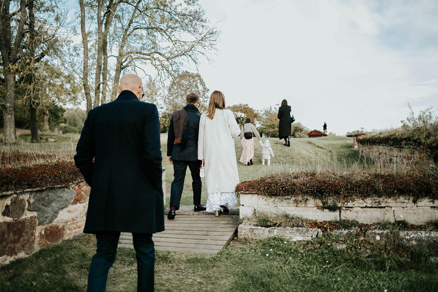 Bröllop Vadstena. Alvastra kloster och Örberga kyrka. Bröllopsfotograf Rebecca Nordin.