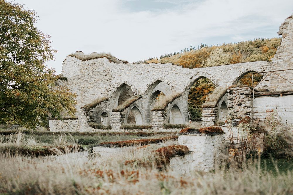 Bröllop Vadstena. Alvastra kloster och Örberga kyrka. Bröllopsfotograf Rebecca Nordin.