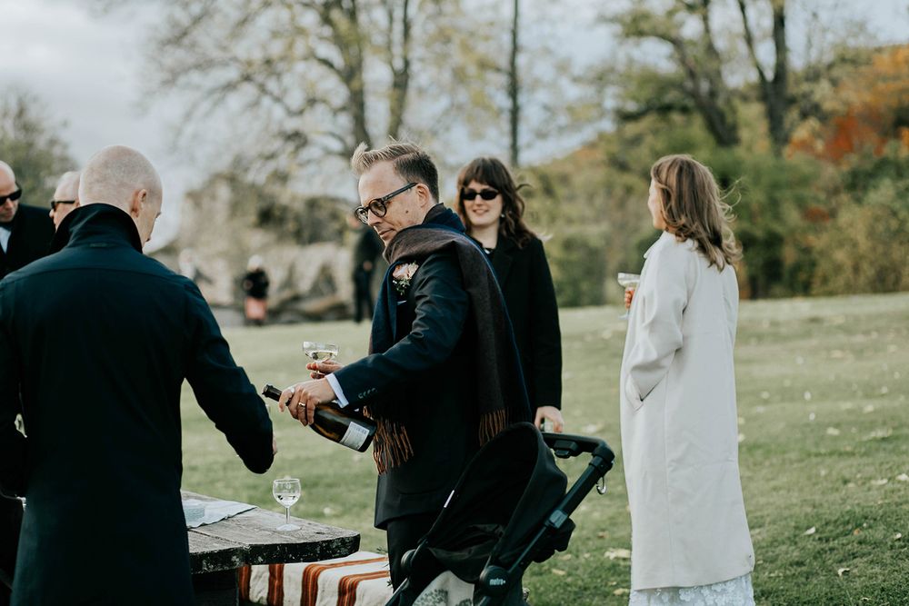 Bröllop Vadstena. Alvastra kloster och Örberga kyrka. Bröllopsfotograf Rebecca Nordin.