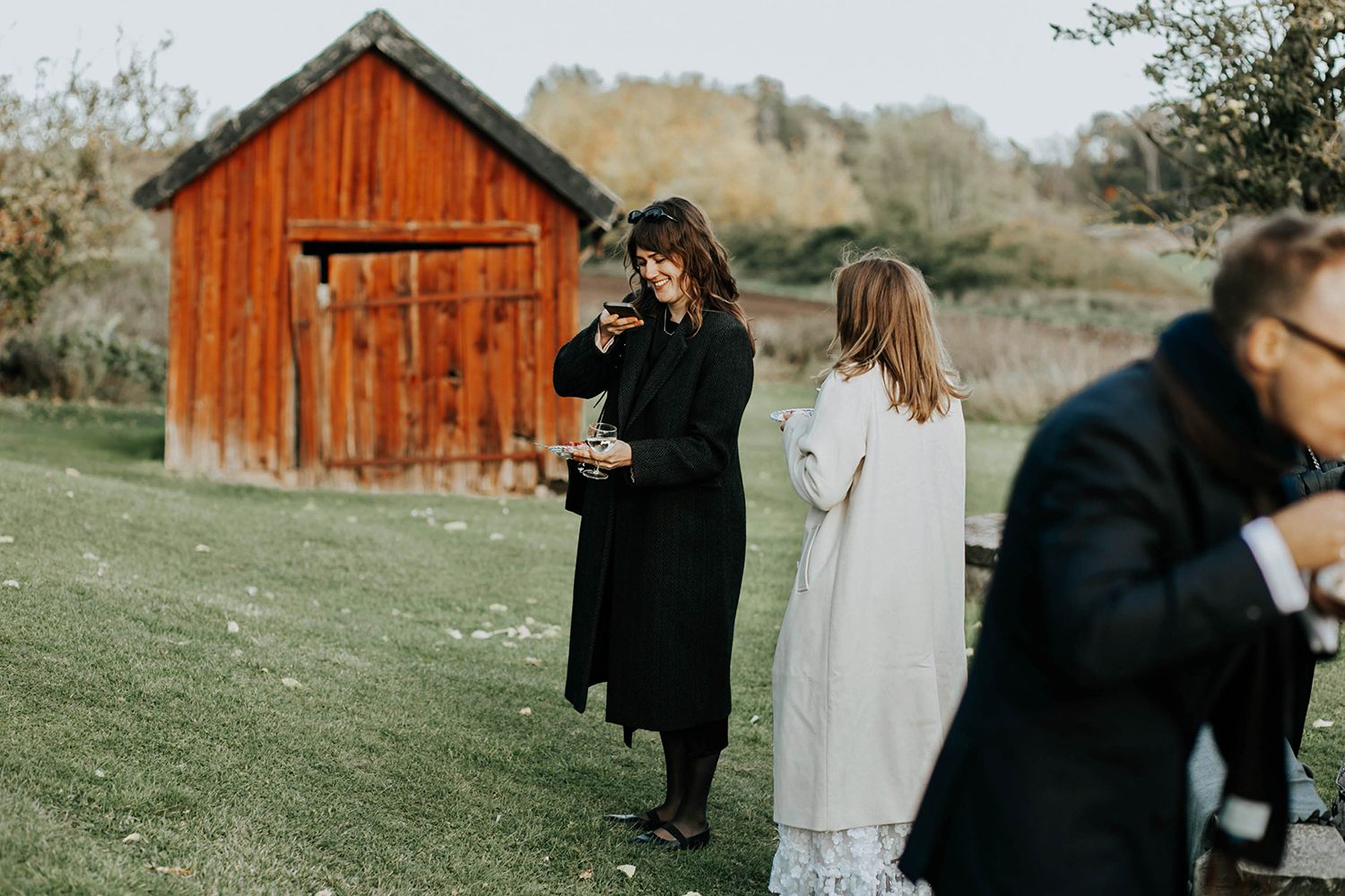 Bröllop Vadstena. Alvastra kloster och Örberga kyrka. Bröllopsfotograf Rebecca Nordin.
