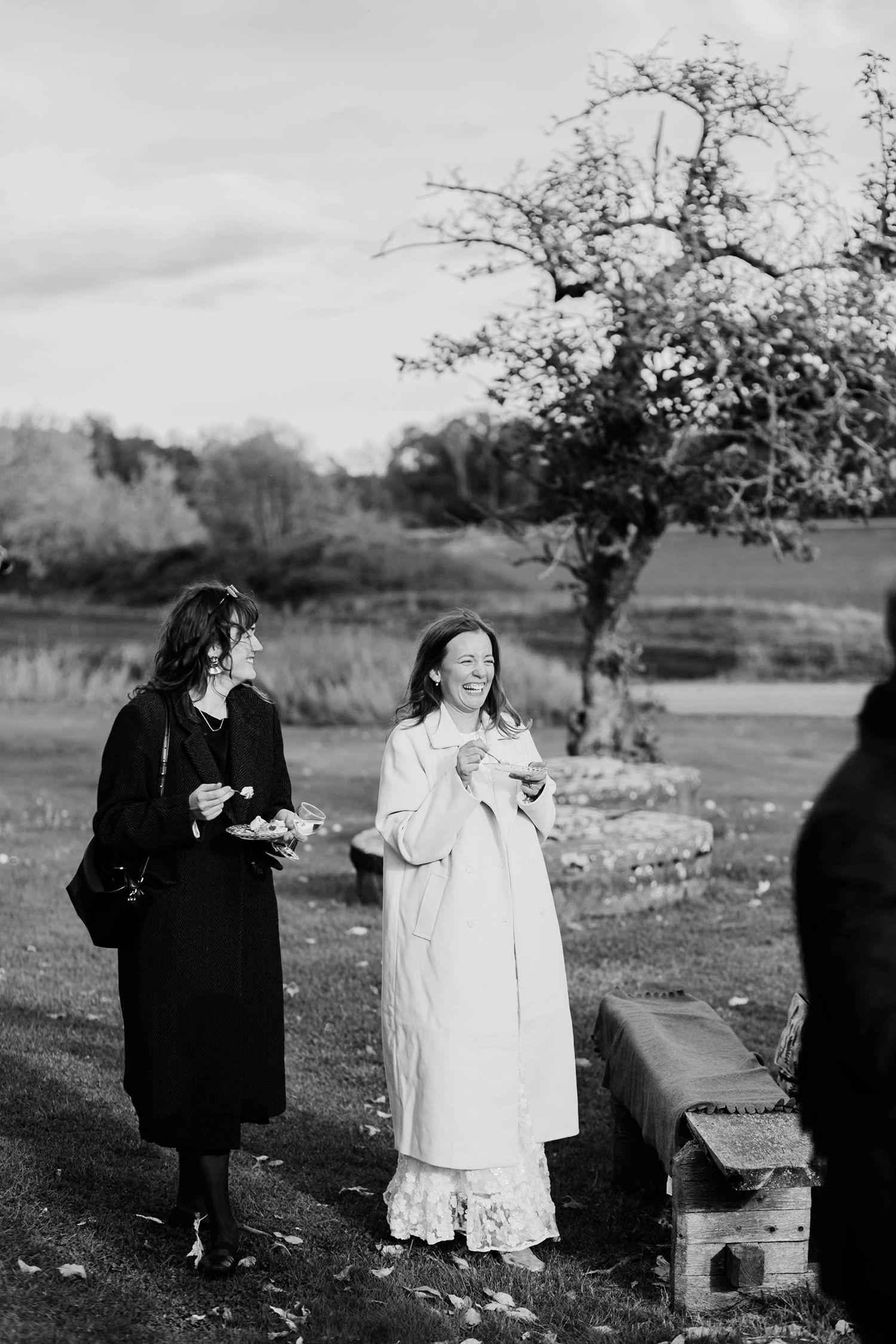 Bröllop Vadstena. Alvastra kloster och Örberga kyrka. Bröllopsfotograf Rebecca Nordin.