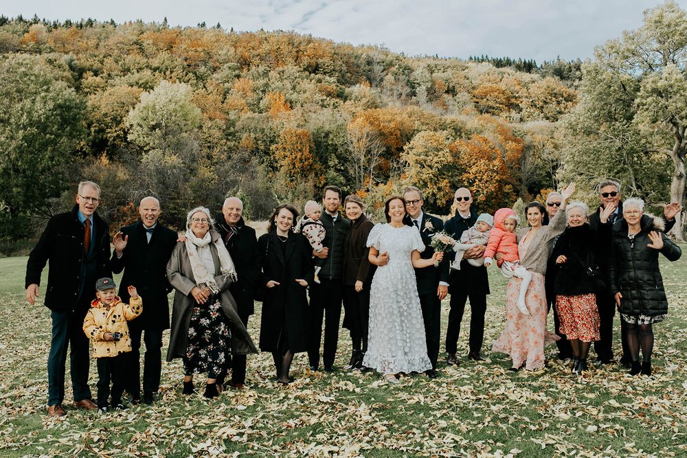 Bröllop Vadstena. Alvastra kloster och Örberga kyrka. Bröllopsfotograf Rebecca Nordin. Gruppbild.