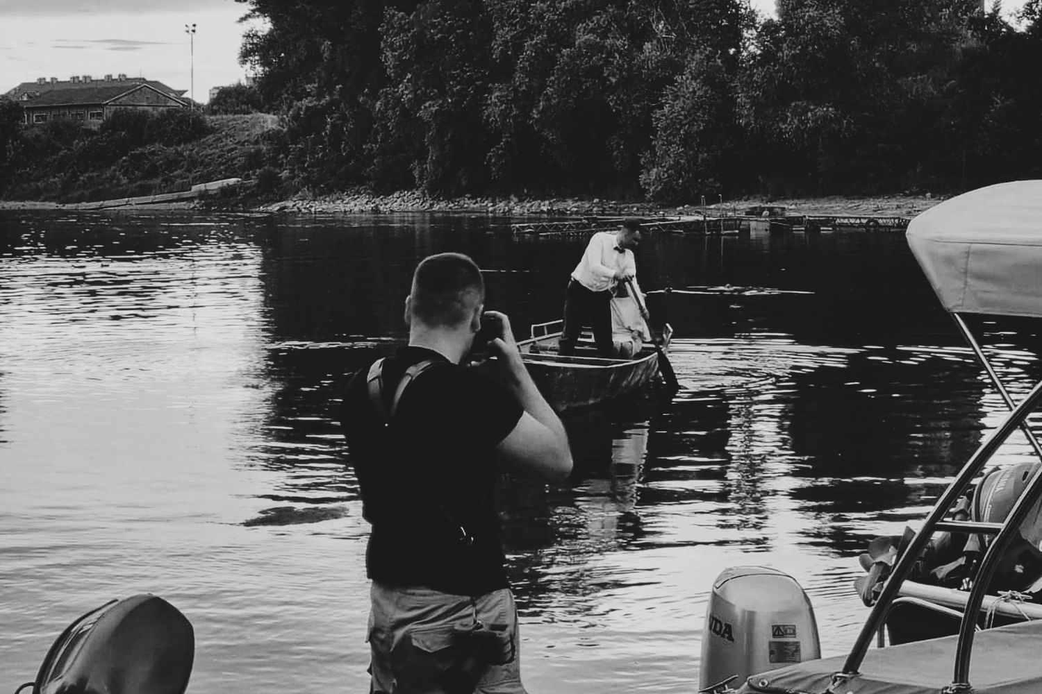 Fotografija fotografa kako fotografiše mladence na dunavu u čamcu session