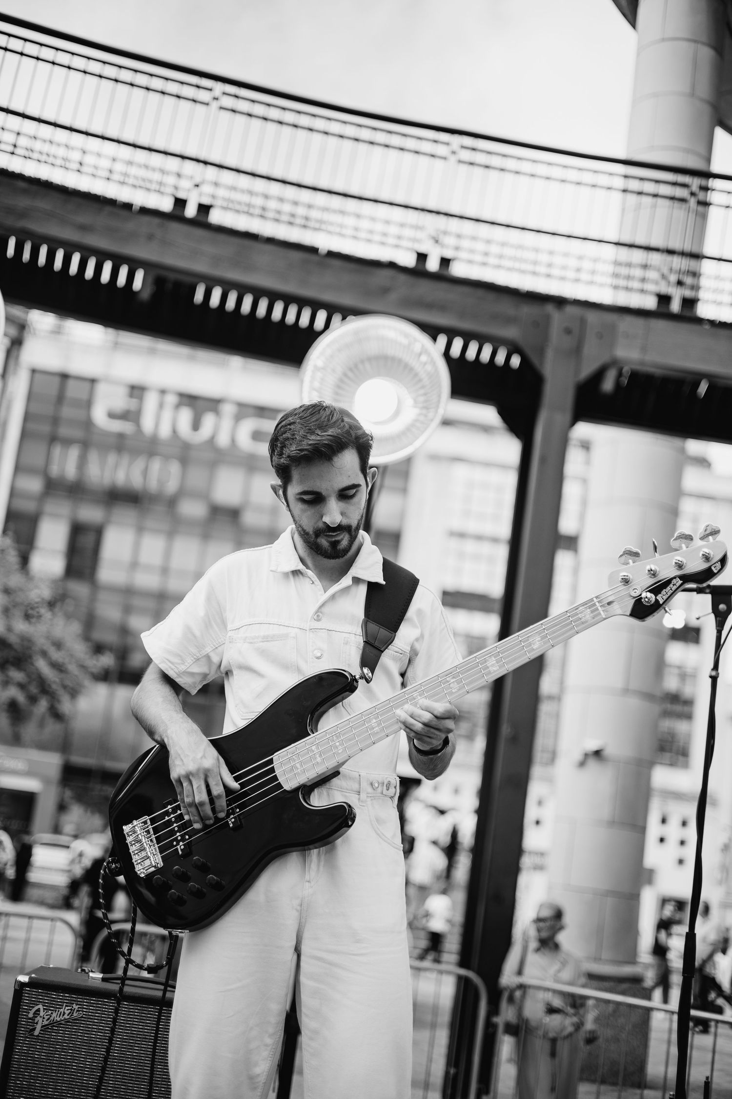 Guitarrista dos abba experience, captado em sequência de ângulos que revelam ritmo e presença.