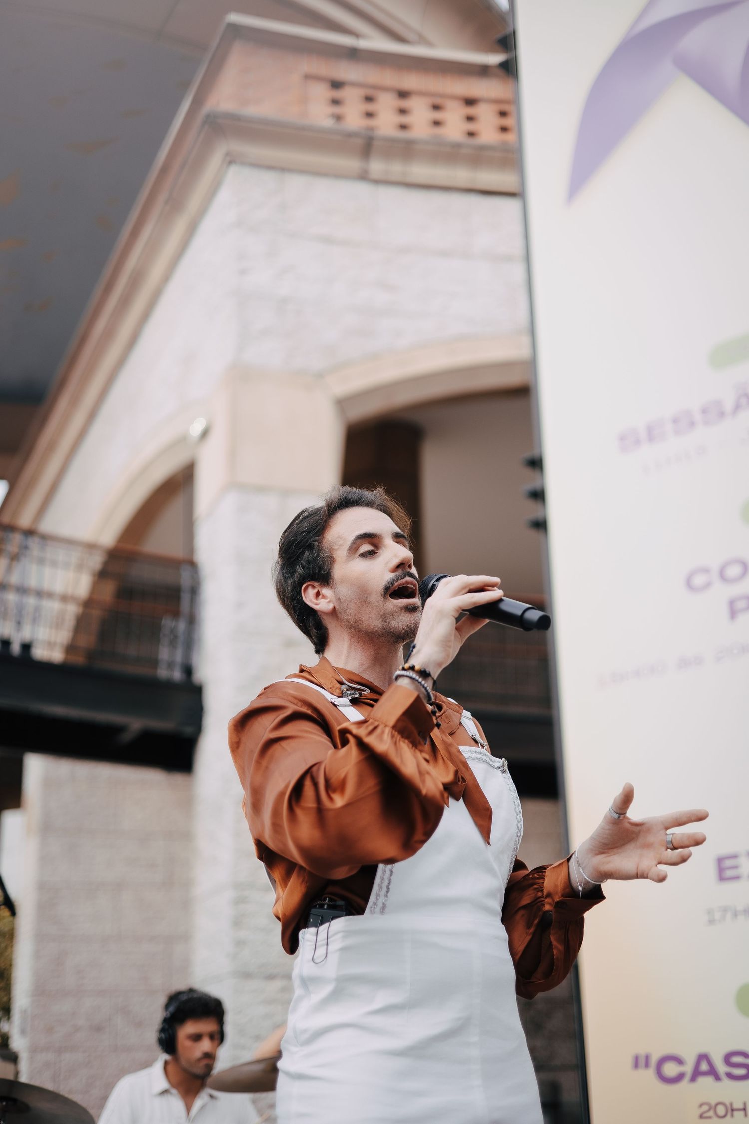 Músico dos abba experience ao microfone, captado em sequência de ângulos que revelam ritmo e presença.