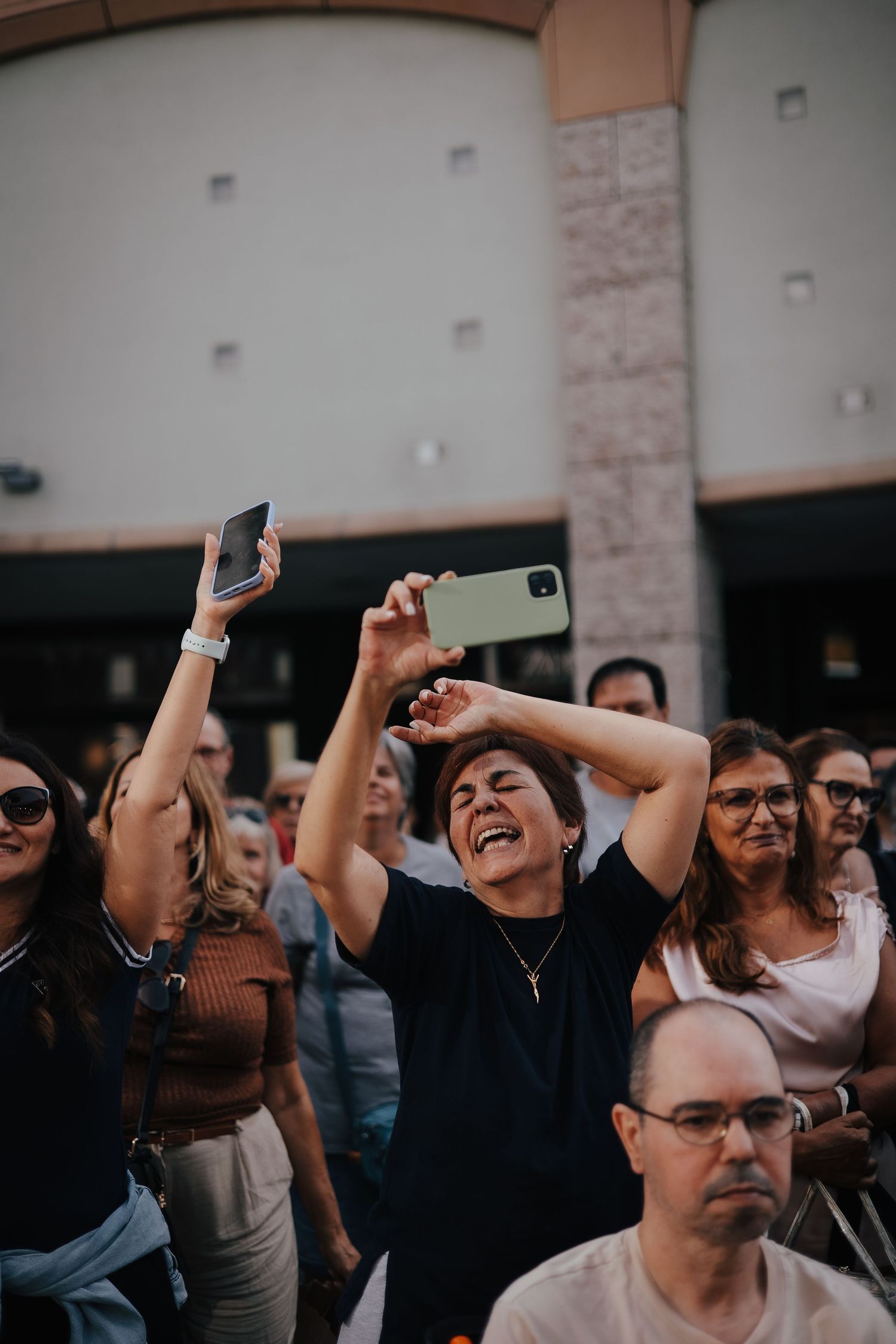 Energia e alegria no ar — público ao ar livre a registar cada instante com entusiasmo.