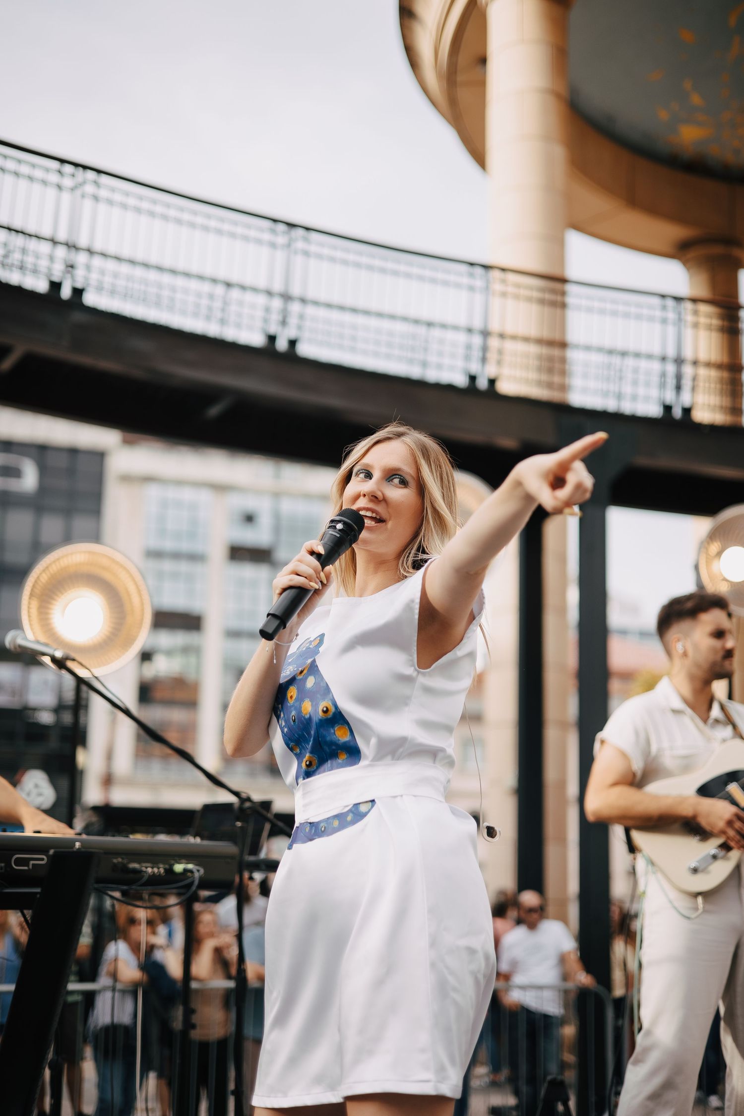 ABBA EXPERIENCE em atuação ao ar livre, num registo leve e vibrante cheio de som e movimento.