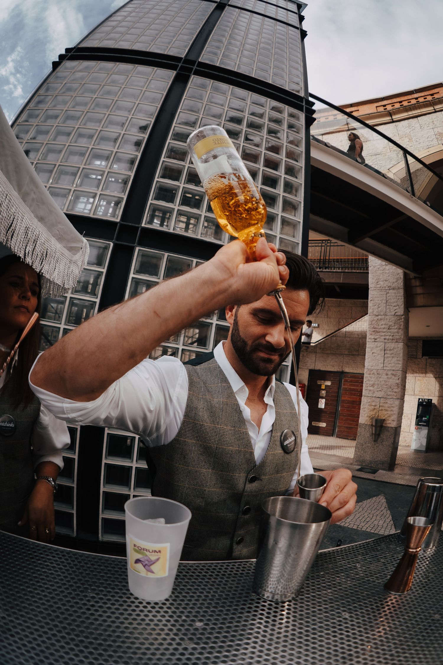 bartender, a fazer cocktails.
