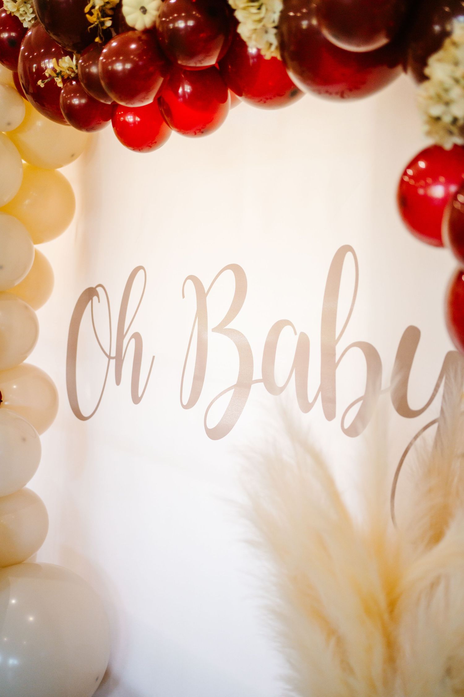 Elegant event decoration featuring red and white balloons against a light backdrop.