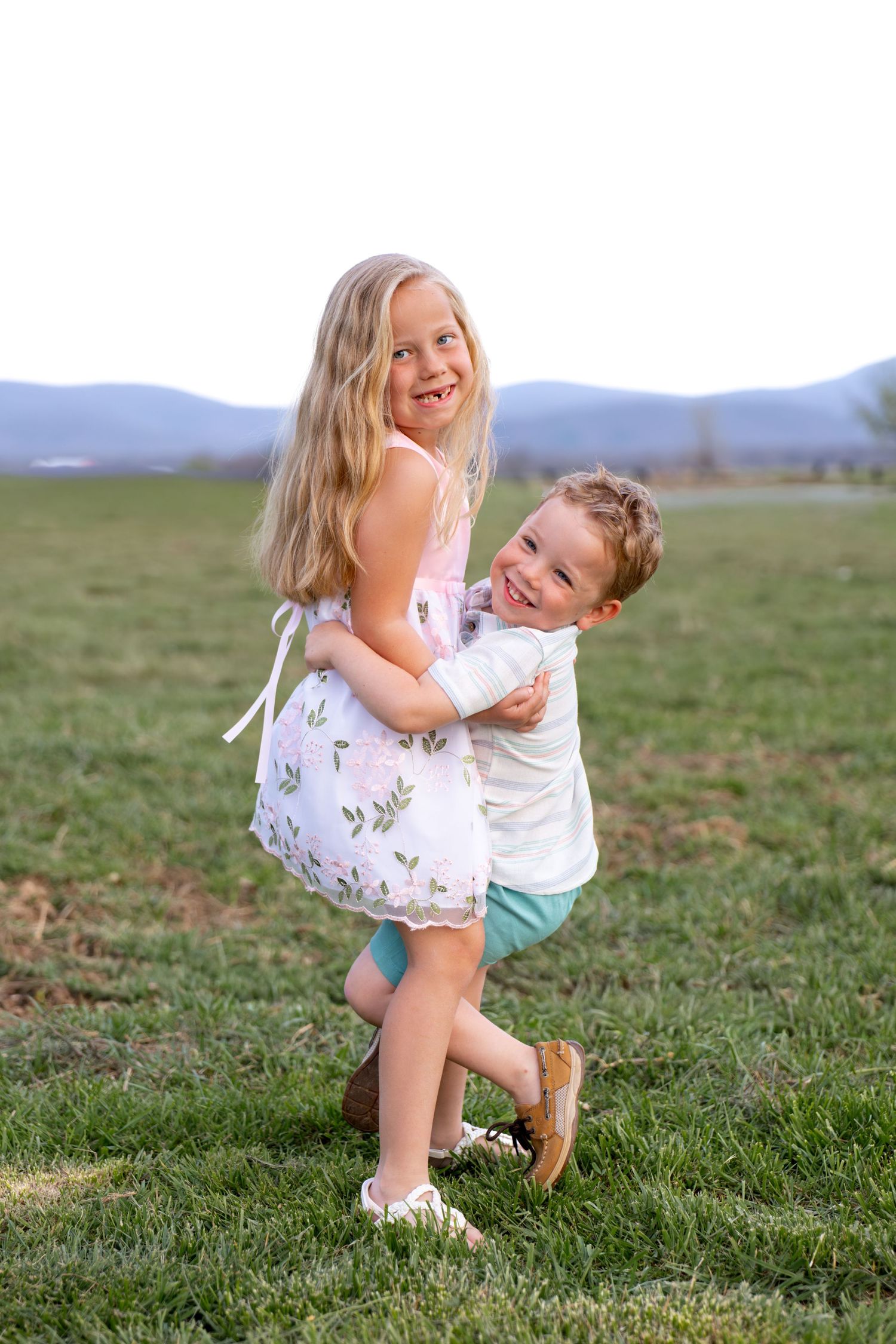 Waynesboro, Virginia lifestyle photographer capturing outdoor family portraits. Cherish authentic moments and freeze memories.
