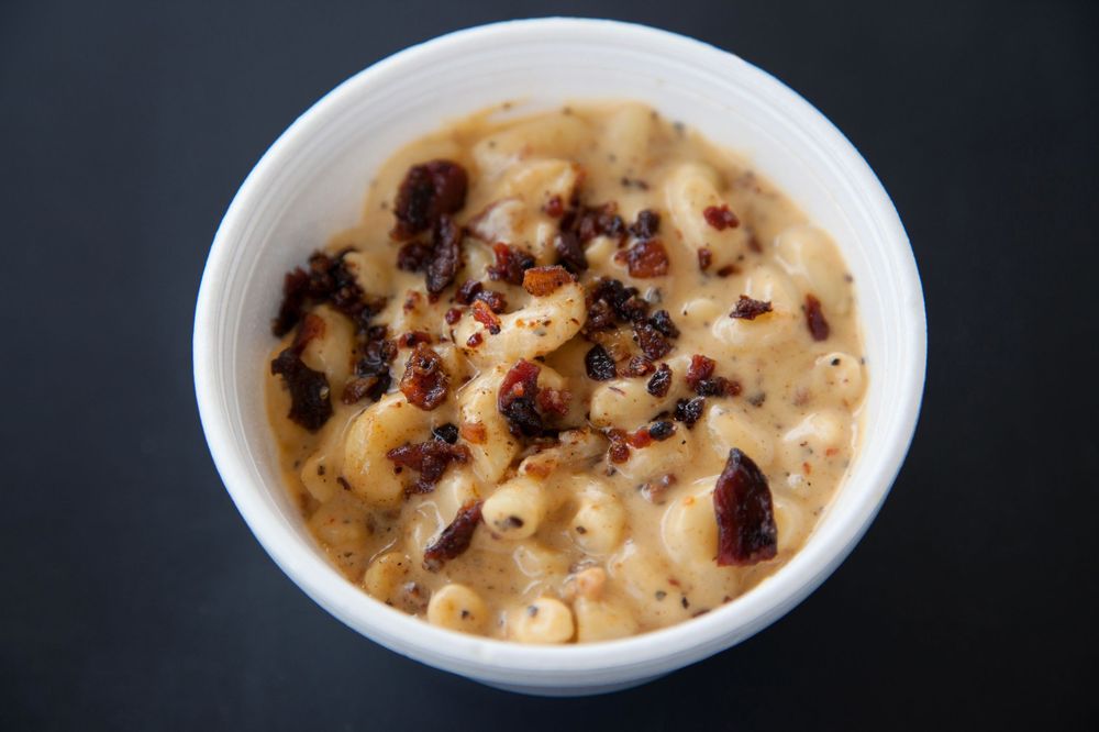 White ceramic ramekins filled with creamy mac and cheese topped with crispy bacon crumbles shown in multiple views.