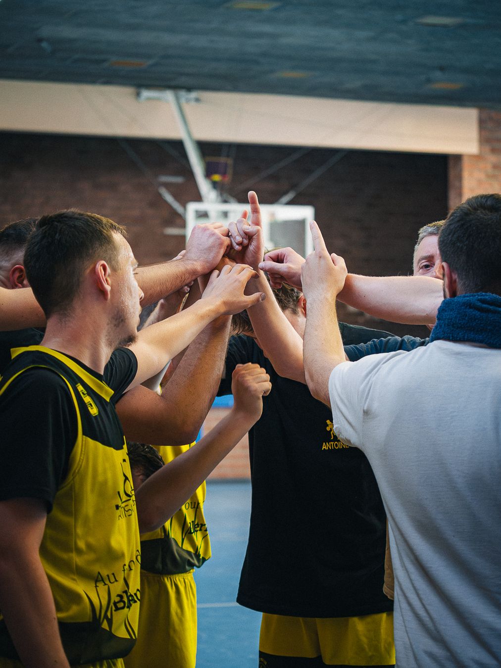 équipe de basket qui célèbre une victoire lors d'un match de compétition