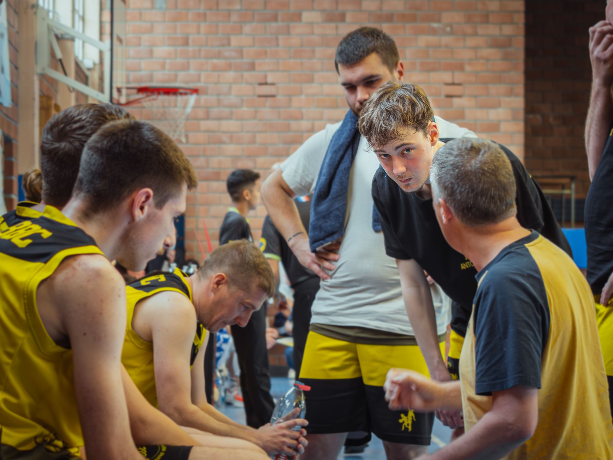 équipe de basketball qui étudie le plan de jeu lors d'un matche en intérieur