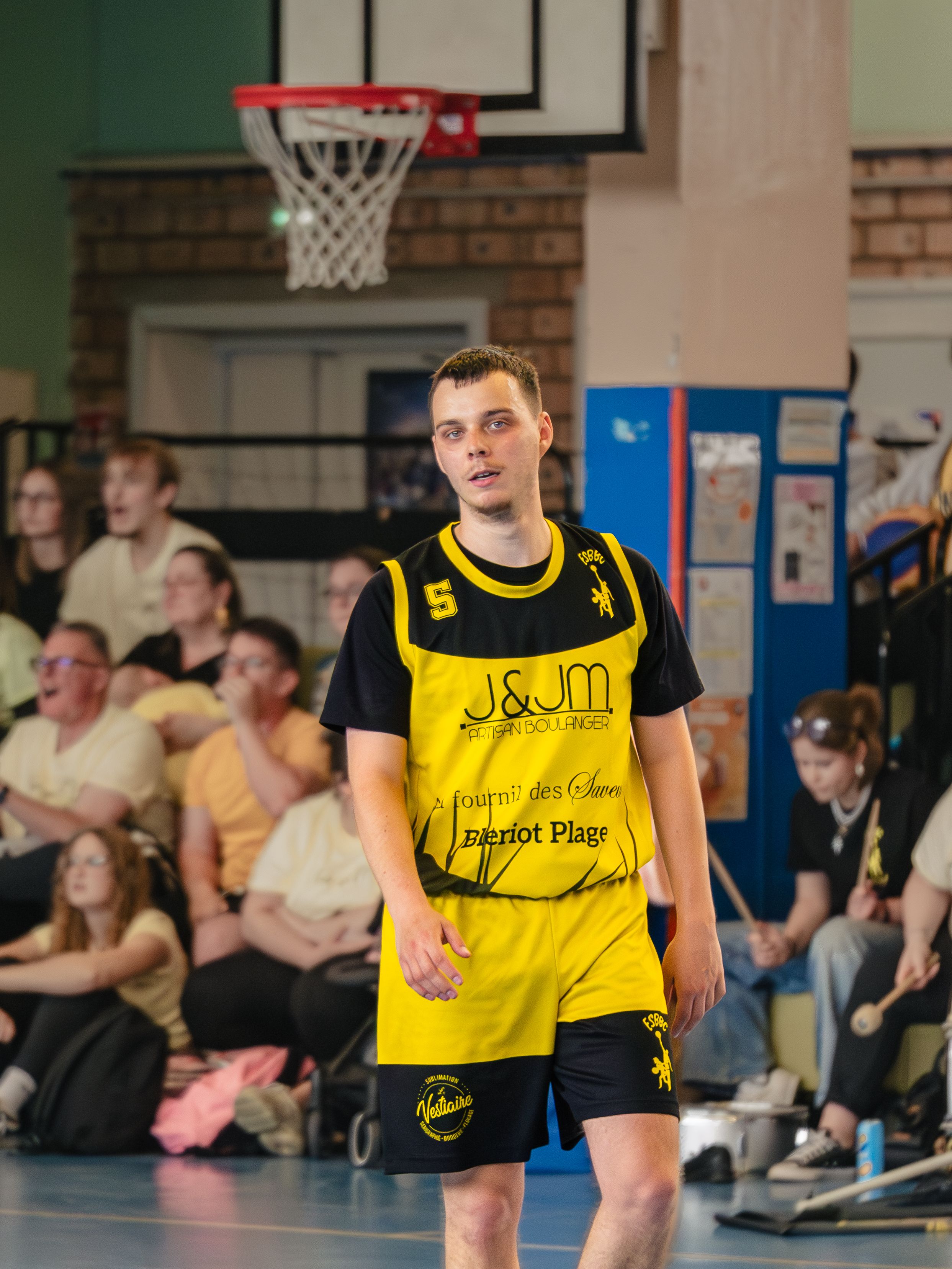 joueur de basket lors d'un match en intérieur
