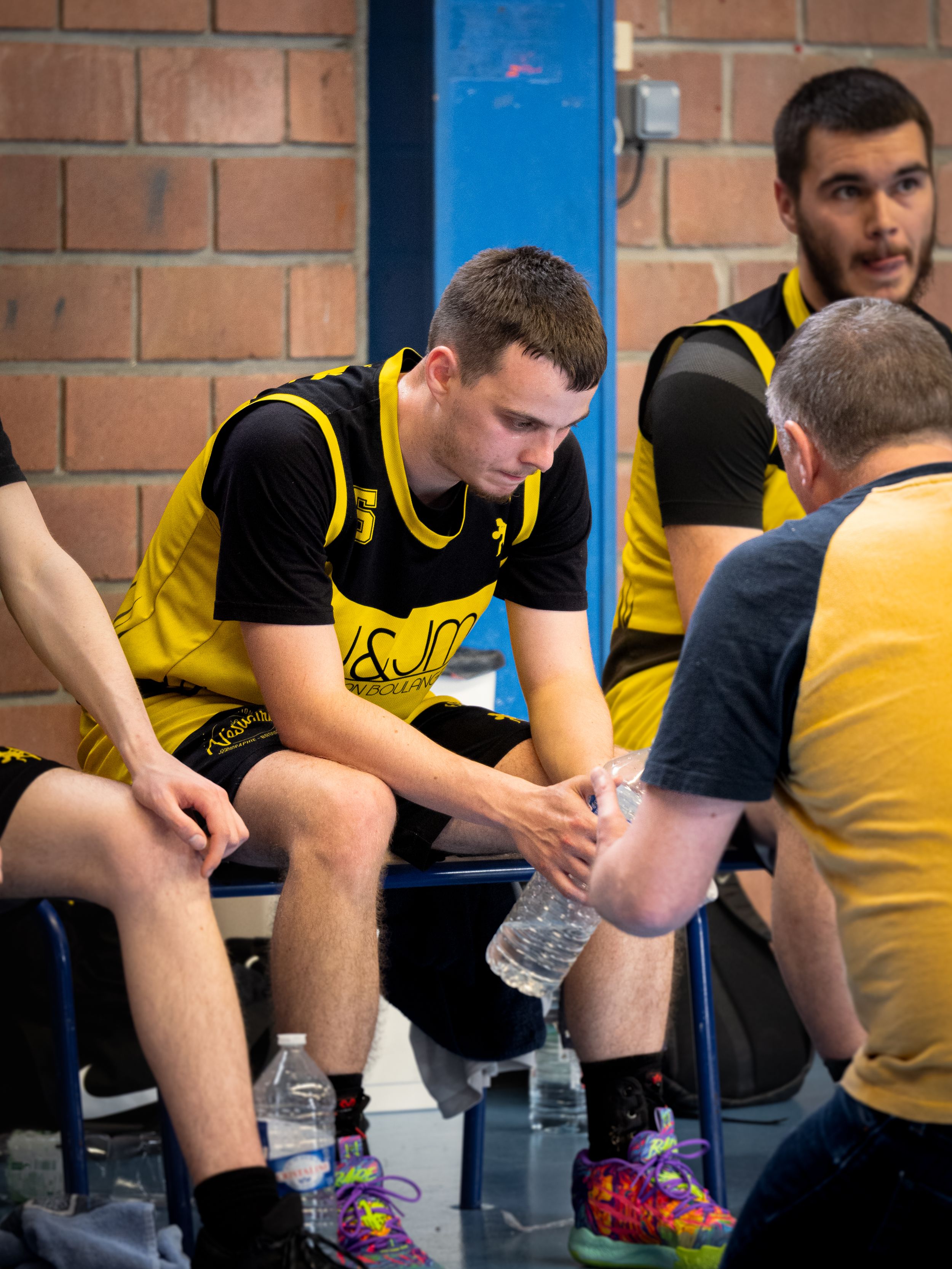 équipe de basket sur le banc lors d'un quart-temps